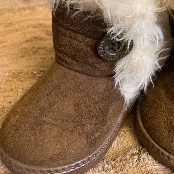 CHINA BUTTON CITY “uggish like” BOOTIES- SZ 23 - approx 6”. Fantastic condition - Picture 7 of 13